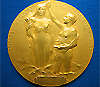 Медаль Нобелевской премии по физике и химии (фото с сайта www.collectnobel.com)