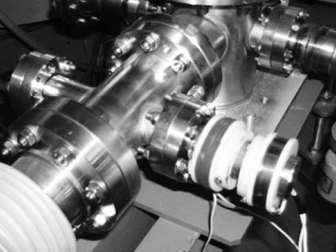 Экспериментальная установка. Белые кольца в правой нижней части — изоляция катушек L1, L2, которые управляют кареткой с пластинкой, перекрывающей путь излучения. Фото: «Химия и жизнь»